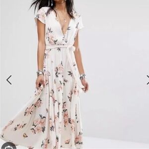 FREE PEOPLE LOW V-NECK CREAM FLOWER DRESS 🪷